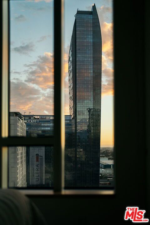 889 Francisco Street, Los Angeles CA: https://media.crmls.org/mediaz/8262f755-2cf0-4a39-923a-40a8645772fe.jpg