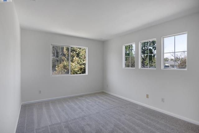 Image 28 of 58 For 552 Stonehaven Ct