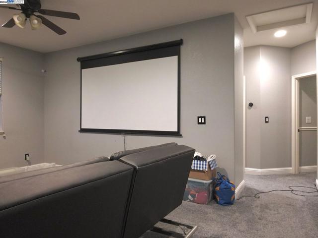 556 Sherborne Court, Galt CA: https://media.crmls.org/mediaz/82647934-642d-45e3-9958-adae12c7715d.jpg