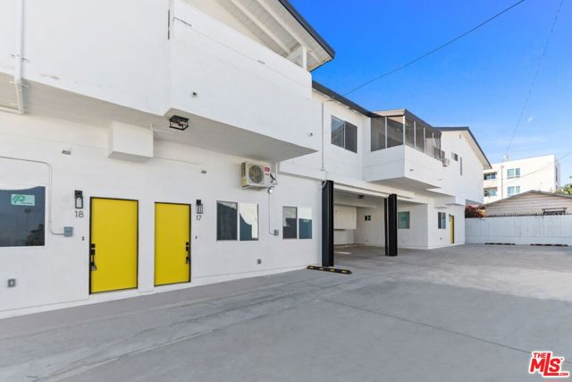 204 N Manhattan Place, Los Angeles CA: https://media.crmls.org/mediaz/8264f4c8-01ef-4e6e-bcfd-870127317f42.jpg