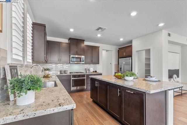 5700 Greige Cir, Dublin CA: https://media.crmls.org/mediaz/82652700-aef6-4adb-ab72-00460172ee74.jpg