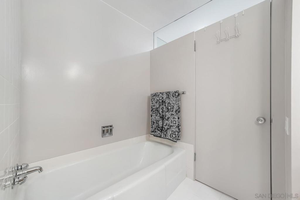 https://media.crmls.org/mediaz/82663591-1687-4fc4-8577-04632306d410.jpg?preset=X-Large