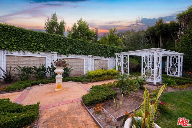 191 S Hudson Avenue, Los Angeles CA: https://media.crmls.org/mediaz/8266684d-79cf-4cbf-a785-588537712945.jpg