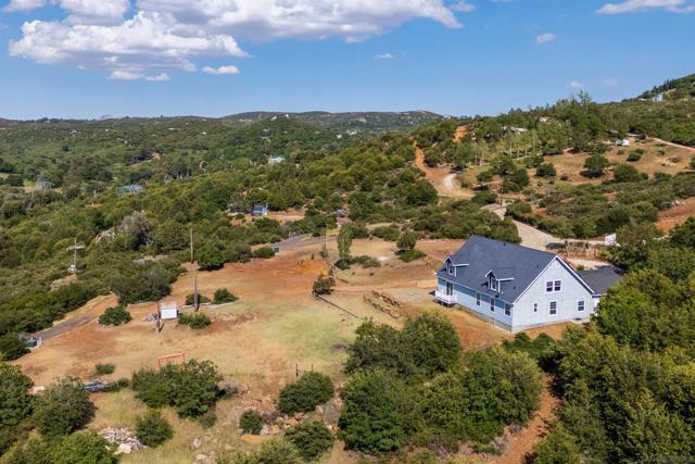 16725 Harrison Park Trail, Julian CA: https://media.crmls.org/mediaz/82673096-2488-4e8e-b471-d6fd49386386.jpg