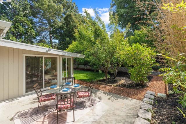 2371 Mallard Dr, Walnut Creek CA: https://media.crmls.org/mediaz/8267770c-7bdf-41d7-83e3-ea2bcb9676c6.jpg