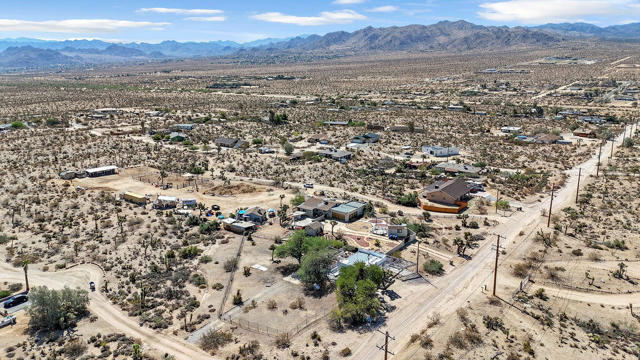 5797 Linda Lee Drive, Yucca Valley CA: https://media.crmls.org/mediaz/8267e85b-72e0-4dc6-aeb4-f724ec0401b1.jpg