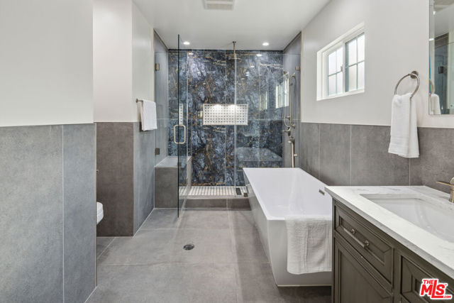 3976 Mclaughlin Avenue, Los Angeles CA: https://media.crmls.org/mediaz/826857f8-ecaa-48ea-b09b-99fea16f9439.jpg
