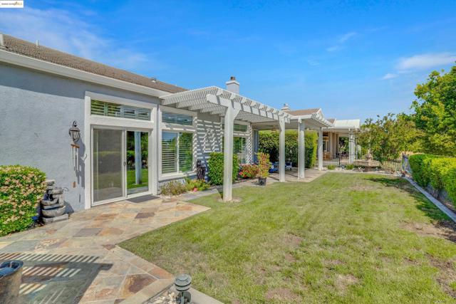 540 Central Park Pl, Brentwood CA: https://media.crmls.org/mediaz/8268e6ad-8d9a-4247-9c10-61f837ff7104.jpg