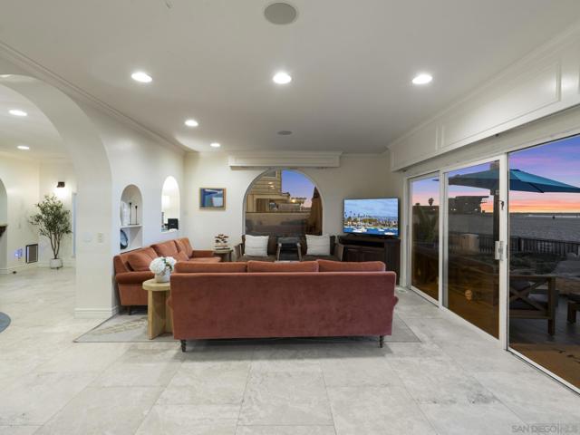 Image 40 of 53 For 2727 Ocean Front Walk