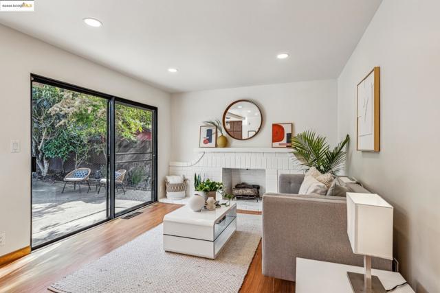 13185 Clairepointe Way, Oakland CA: https://media.crmls.org/mediaz/8269da3f-1fdb-4102-8ea2-313725b4654c.jpg