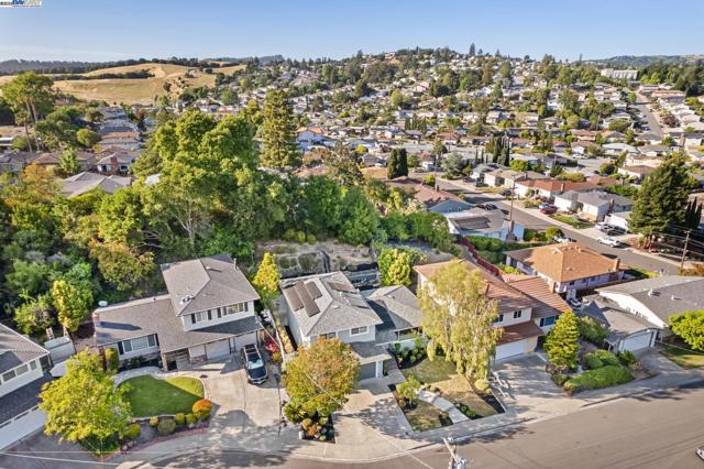 3134 Terry Ct, Castro Valley CA: https://media.crmls.org/mediaz/8269de9c-330a-41cc-a486-7a3fc2c9e1ca.jpg