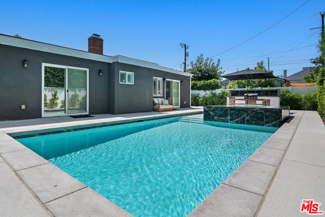 6421 Gaviota Avenue, Van Nuys CA: https://media.crmls.org/mediaz/826a6380-6530-42aa-bd12-fdb2c82beb5b.jpg