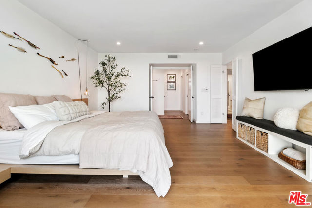 17237 Quesan Place, Encino CA: https://media.crmls.org/mediaz/826a6c3b-39d9-4256-915a-9a652f05ee4c.jpg