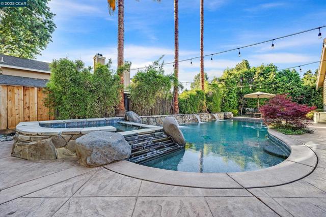 10 Woodside Dr, Danville CA: https://media.crmls.org/mediaz/826aadb9-3d30-483c-aacb-921696c4e620.jpg