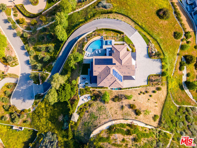 26767 Mulholland Highway, Calabasas CA: https://media.crmls.org/mediaz/826ae246-ce53-469f-ac92-fa2100730702.jpg