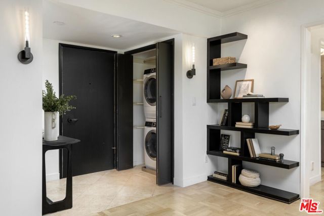 949 N Kings Road, West Hollywood CA: https://media.crmls.org/mediaz/826b2217-d0ef-4c2e-988d-a1345fa4a711.jpg