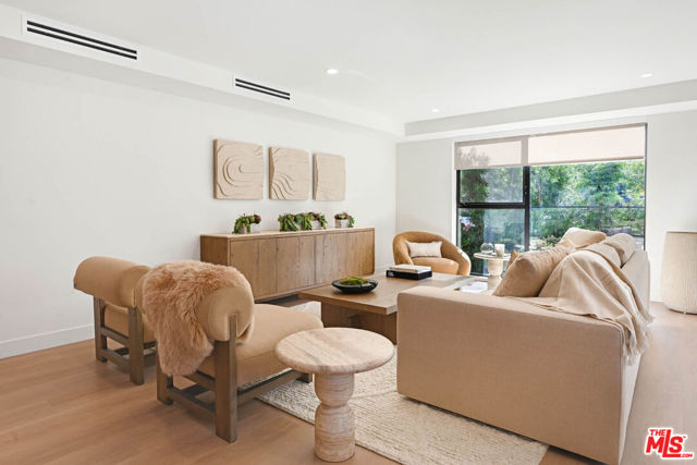 350 N Palm Drive, Beverly Hills CA: https://media.crmls.org/mediaz/826bcf43-86e6-4bca-9816-6935172de619.jpg