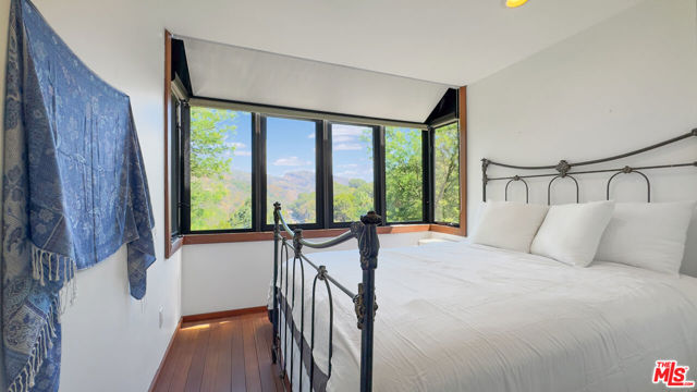 19520 Cave Way, Topanga CA: https://media.crmls.org/mediaz/826cd8d5-cf21-40dd-b92b-6caffed7faaf.jpg