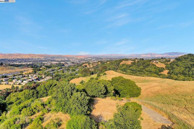10705 Dublin Canyon Rd, Pleasanton CA: https://media.crmls.org/mediaz/826daf06-00b4-4630-8461-f7277b681a0e.jpg