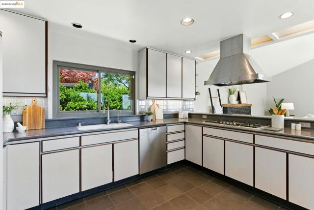 25 Holyrood Manor, Oakland CA: https://media.crmls.org/mediaz/826e4eba-77c0-4691-aa9d-a893a827b3fd.jpg
