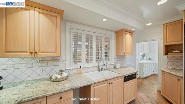 Image 19 of 60 For 5280 Sheridan Rd