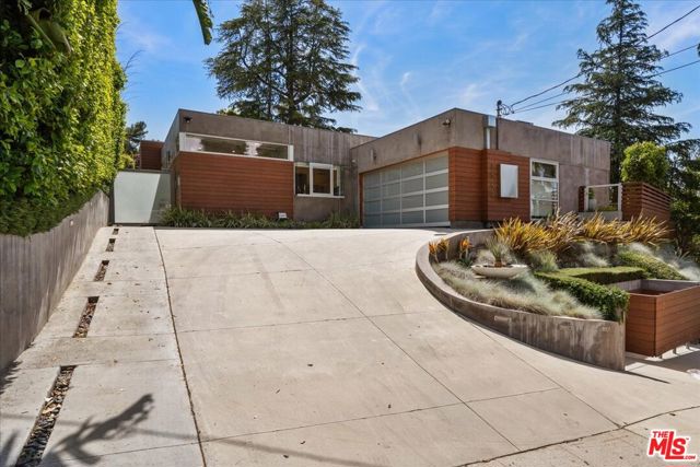 3567 Woodcliff Road, Sherman Oaks CA: https://media.crmls.org/mediaz/826ecbb7-e8d2-4446-999e-f35aba1a8716.jpg