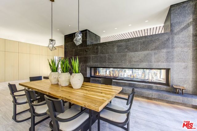 801 S OLIVE Street, Los Angeles CA: https://media.crmls.org/mediaz/82707e3b-6736-4e8e-a9c1-f605c349a469.jpg