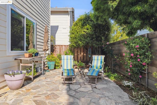 26 Farallon Ct, Richmond CA: https://media.crmls.org/mediaz/8271e22f-6198-4ad6-9e3a-1d6e276ca320.jpg