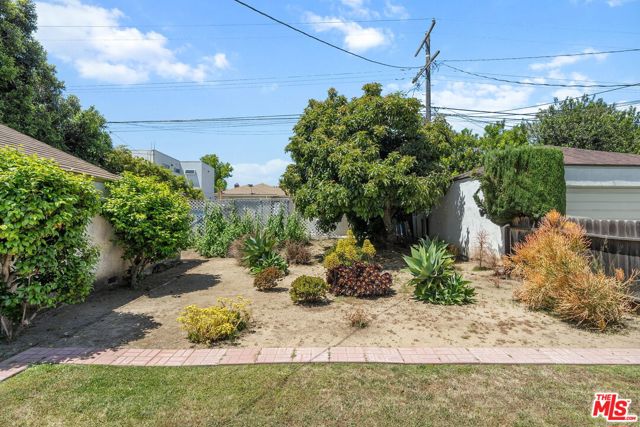 2725 Midvale Avenue, Los Angeles CA: https://media.crmls.org/mediaz/82720aba-c98d-4387-aacd-a701da702420.jpg