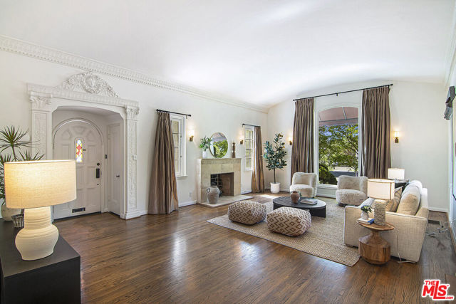 503 N Plymouth Boulevard, Los Angeles CA: https://media.crmls.org/mediaz/82727449-f740-4f0f-941a-ac086f7f59ff.jpg