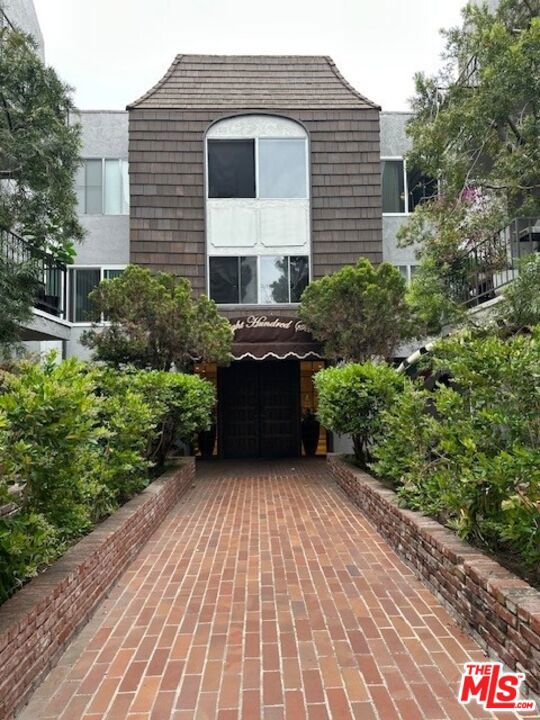 5870 Green Valley Circle, Culver City CA: https://media.crmls.org/mediaz/82740b30-7df0-4b52-857f-8c3c92f979f3.jpg