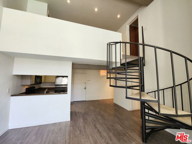 1440 Veteran Avenue, Los Angeles CA: https://media.crmls.org/mediaz/827445f3-ed45-4314-8767-20fcc8a2b12d.jpg