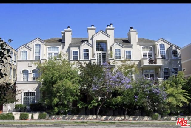 11680 Montana Avenue, Los Angeles CA: https://media.crmls.org/mediaz/827501b5-24af-43e1-aa3f-f0db0741d05a.jpg