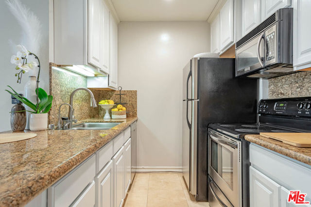 7777 W 91St Street, Playa del Rey CA: https://media.crmls.org/mediaz/8275e926-ebfa-42ae-b214-4a9d224c1b45.jpg