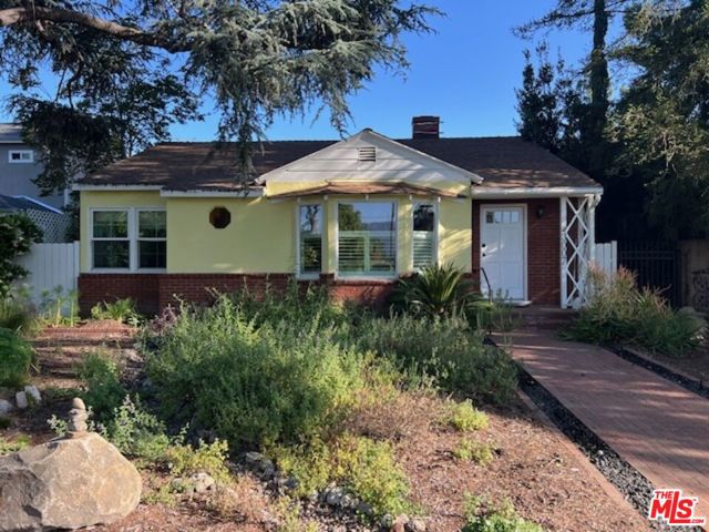 3007 W Clark Avenue, Burbank CA: https://media.crmls.org/mediaz/82761ccb-3831-4444-a252-871ff977a8c3.jpg