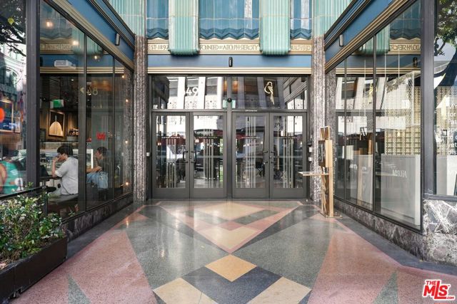 849 S Broadway, Los Angeles CA: https://media.crmls.org/mediaz/82761eee-fefa-4f4a-b3a3-68bbf7a77529.jpg