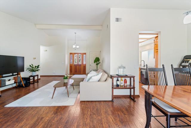 2708 MEDFORD CT, Carlsbad CA: https://media.crmls.org/mediaz/82766615-875a-49d7-ad5e-4e0e8626d4d6.jpg