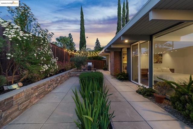 4003 Santa Fe CT, Concord CA: https://media.crmls.org/mediaz/82772399-c470-4e5c-aaa9-4a5098cfdc85.jpg