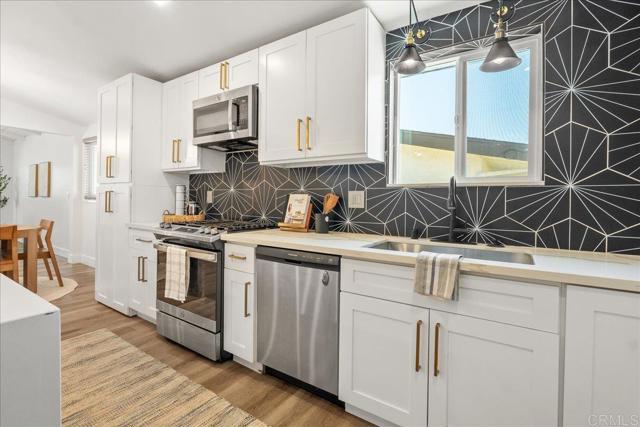 Detail Gallery Image 5 of 35 For 9163 Fermi Ave, San Diego,  CA 92123 - 5 Beds | 3 Baths
