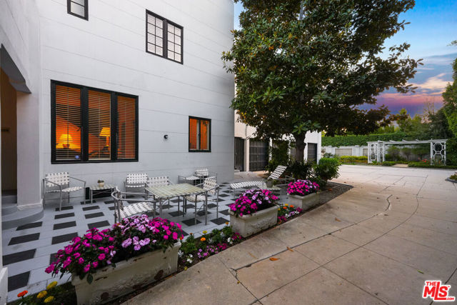 191 S Hudson Avenue, Los Angeles CA: https://media.crmls.org/mediaz/8277c57d-5c21-48f2-aa80-db98ce66f657.jpg