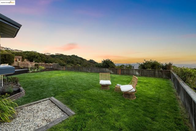 6019 Ridgemont Dr, Oakland CA: https://media.crmls.org/mediaz/82786204-4127-4cba-a4b9-6a7e8f7b095b.jpg