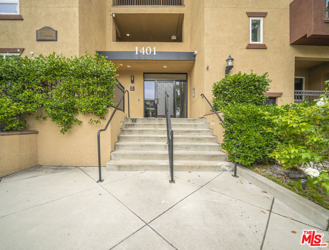 1401 S St Andrews Place, Los Angeles CA: https://media.crmls.org/mediaz/8278ebc3-2a46-4180-bd04-f351605d3537.jpg