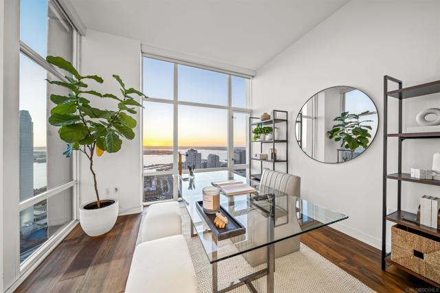 550 Front St, San Diego CA: https://media.crmls.org/mediaz/8278f184-3f6c-4397-8698-1a637d7f6c19.jpg