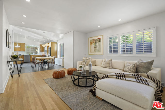 12815 Sarah Street, Studio City CA: https://media.crmls.org/mediaz/82791b9a-ab93-48e5-8cee-b0221131dee4.jpg