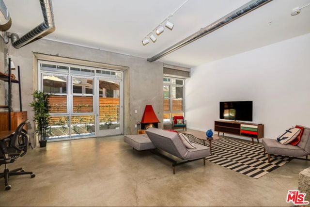 527 Molino Street, Los Angeles CA: https://media.crmls.org/mediaz/8279bb5b-2779-42ac-95d8-242fbadea77b.jpg
