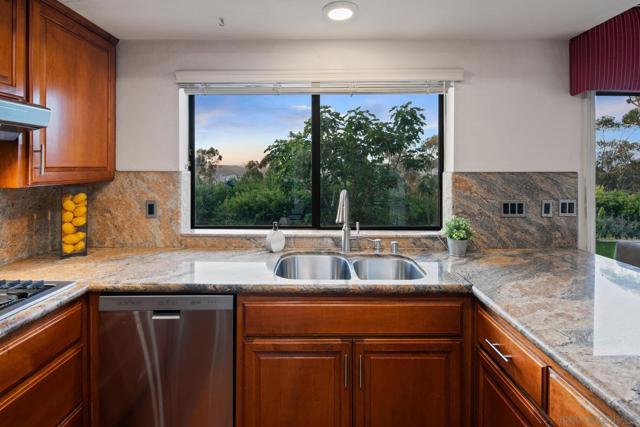 1586 Kimberly Woods Dr, El Cajon CA: https://media.crmls.org/mediaz/8279bef4-a593-4f7a-8cb3-fea0996d6ef7.jpg