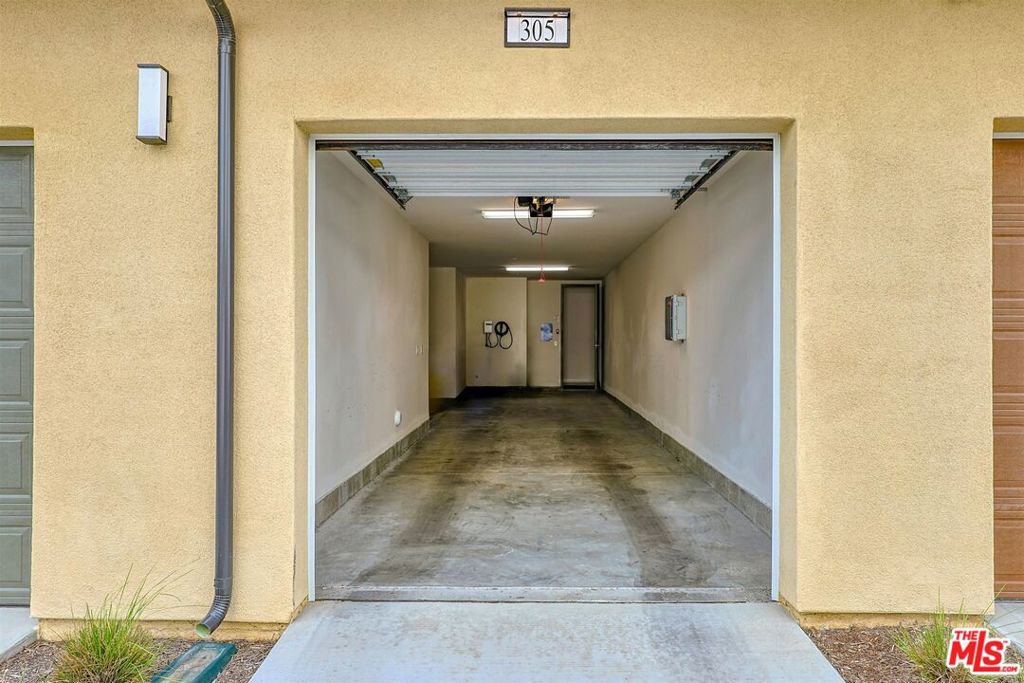https://media.crmls.org/mediaz/827a7344-6ed2-4339-9fc2-30bfa3b0fe3a.jpg?preset=X-Large
