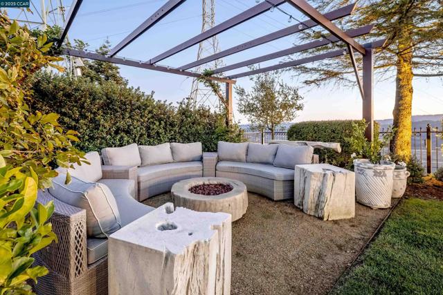 75 Donald Drive, Orinda CA: https://media.crmls.org/mediaz/827b992f-da03-4025-bee6-d0859a1038e5.jpg