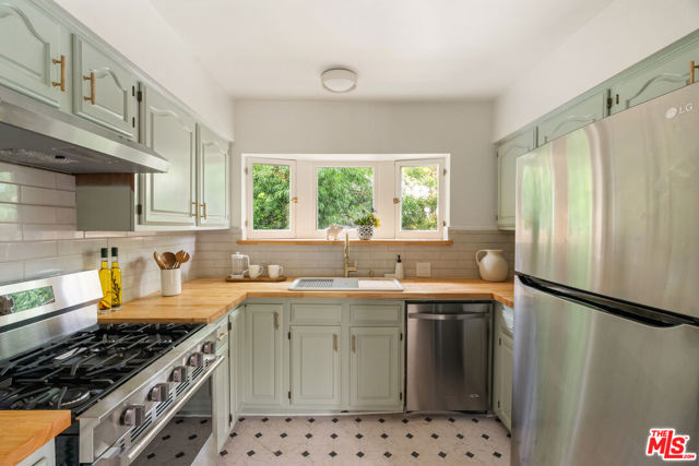 3716 Effingham Place, Los Angeles CA: https://media.crmls.org/mediaz/827ba54b-afa9-4e8b-b2b5-e7468a2af445.jpg