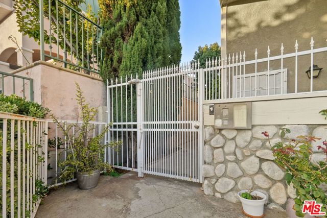 2231 Montrose Avenue, Montrose CA: https://media.crmls.org/mediaz/827ce52a-e7e2-4e4e-9466-0592f03e5593.jpg